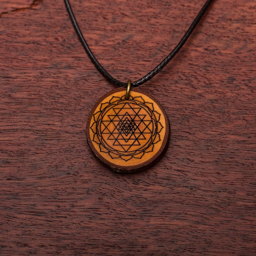 Sri Yantra Kette Holzschmuck aus Naturholz