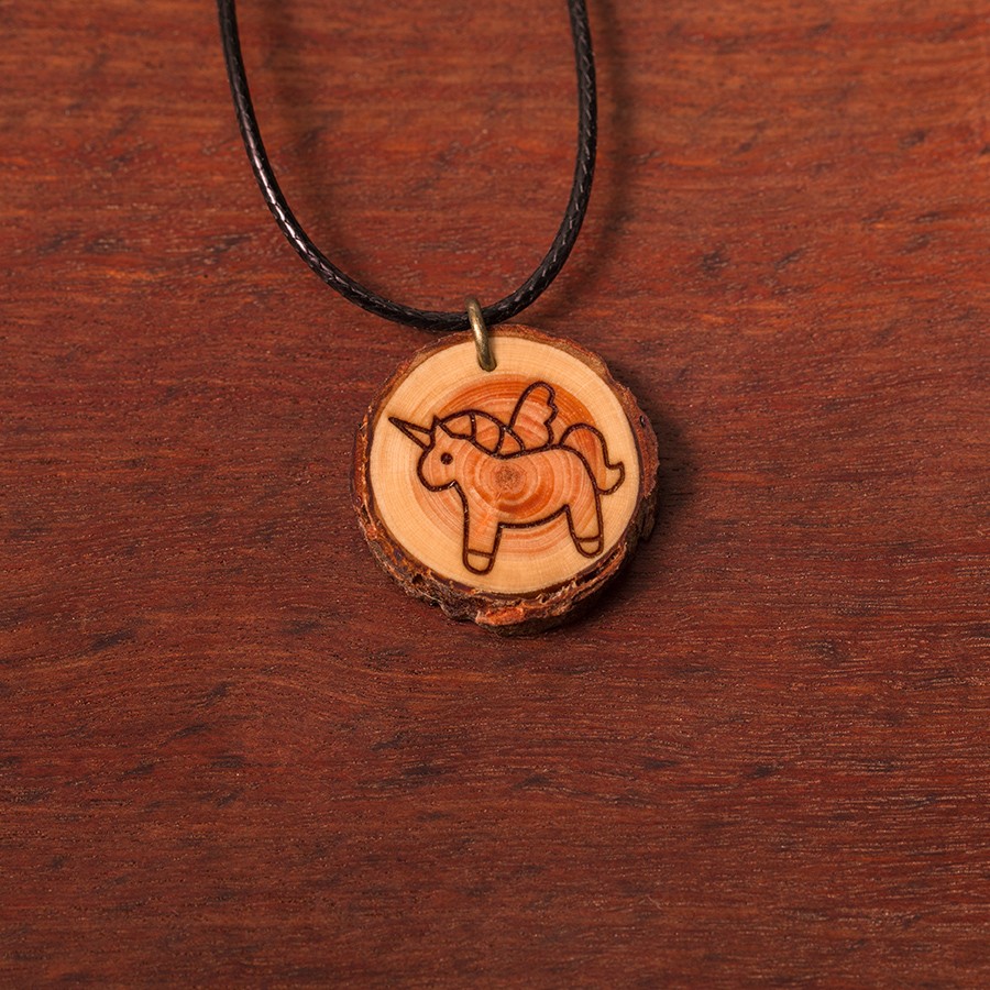 Einhorn mit Flügel Kette Holzschmuck aus Naturholz