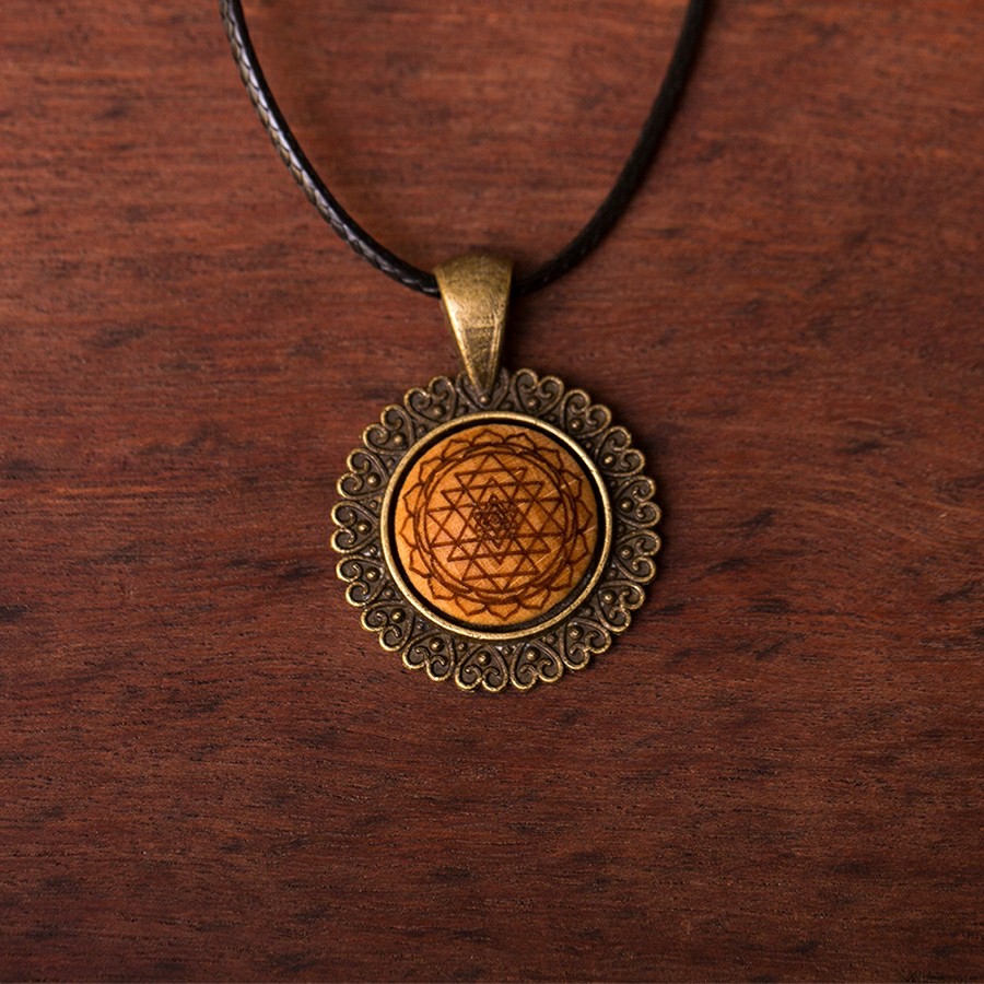Sri Yantra Kette Holzschmuck aus Naturholz