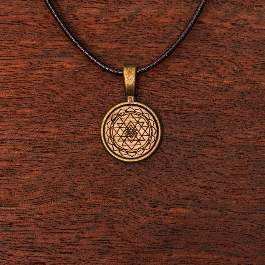 Sri Yantra Kette Holzschmuck aus Naturholz