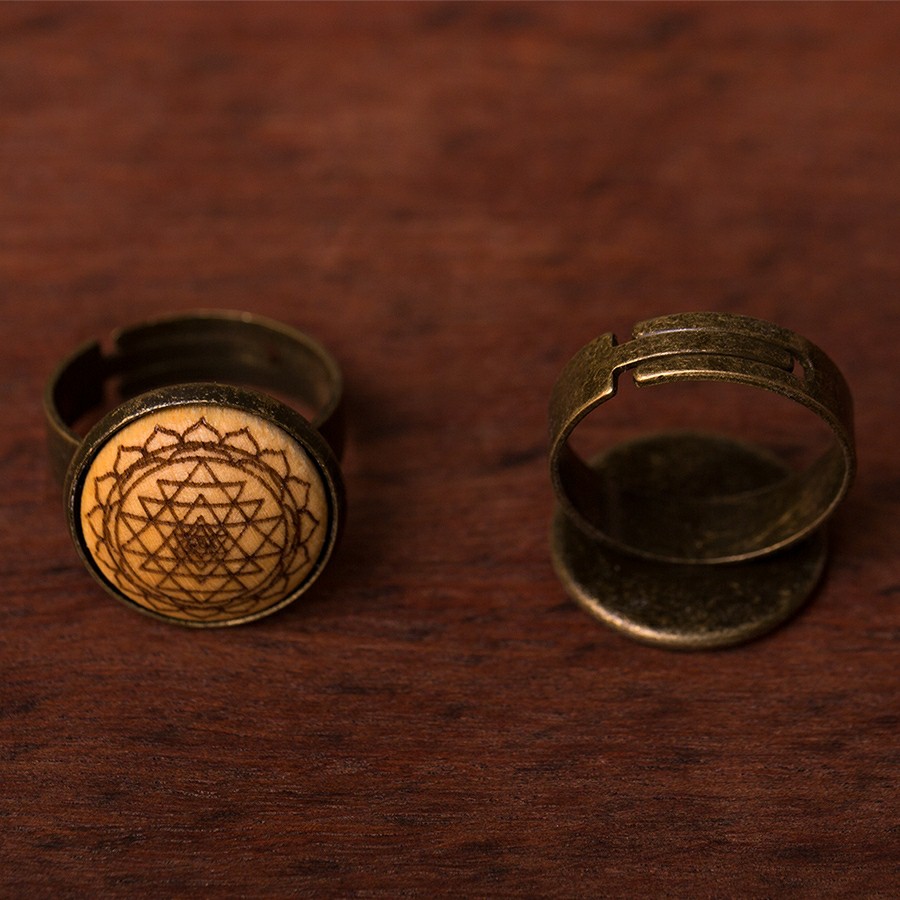 Sri Yantra Ring Holzschmuck aus Naturholz