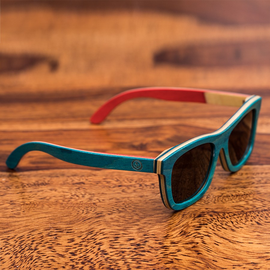 Skater Blue Lifestyle Sonnenbrille aus Holz von Davy Jones