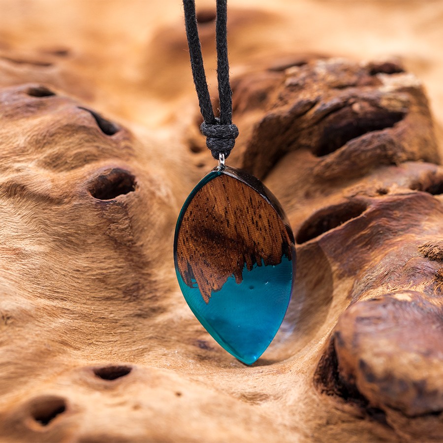 Blue Arrow - Epoxid Kristall Holz Kristall aus Holz und Harz / Resin, Schmuck / Halsketten