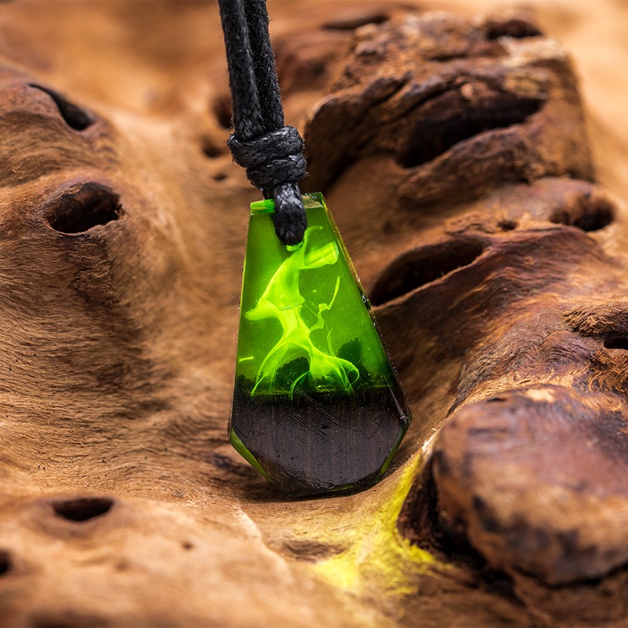 Green Edge  - Epoxid Kristall Holz Kristall aus Holz und Harz / Resin, Schmuck / Halsketten