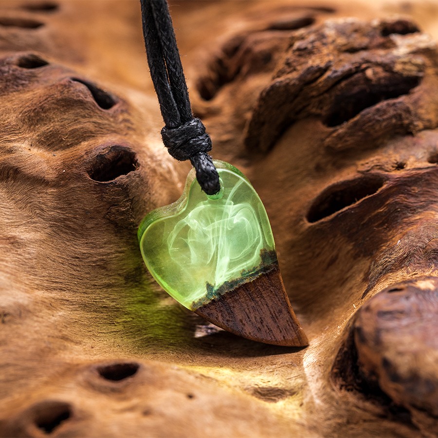 Green Heart - Herz Epoxid Kristall Holz Kristall aus Holz und Harz / Resin, Schmuck / Halsketten