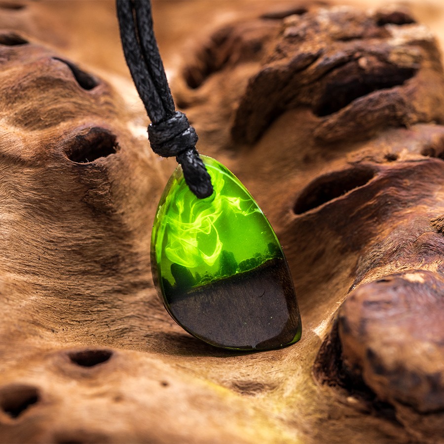 Green Oval - Epoxid Kristall Holz Kristall aus Holz und Harz / Resin, Schmuck / Halsketten