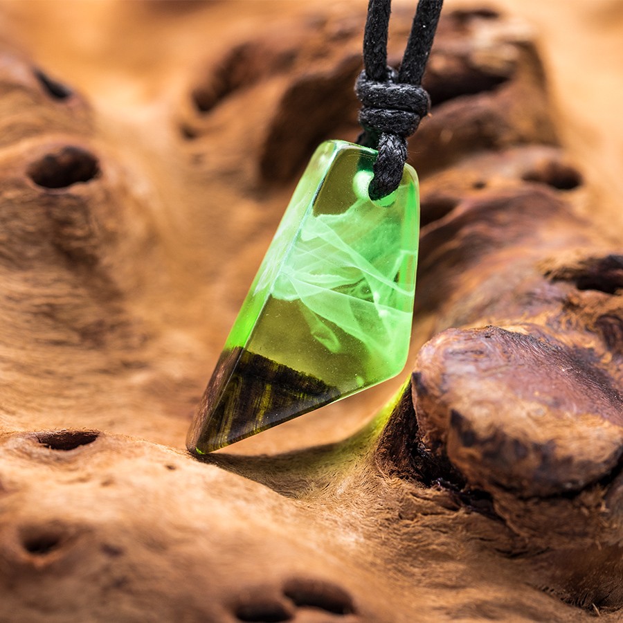 Green Spike - Epoxid Kristall Holz Kristall aus Holz und Harz / Resin, Schmuck / Halsketten
