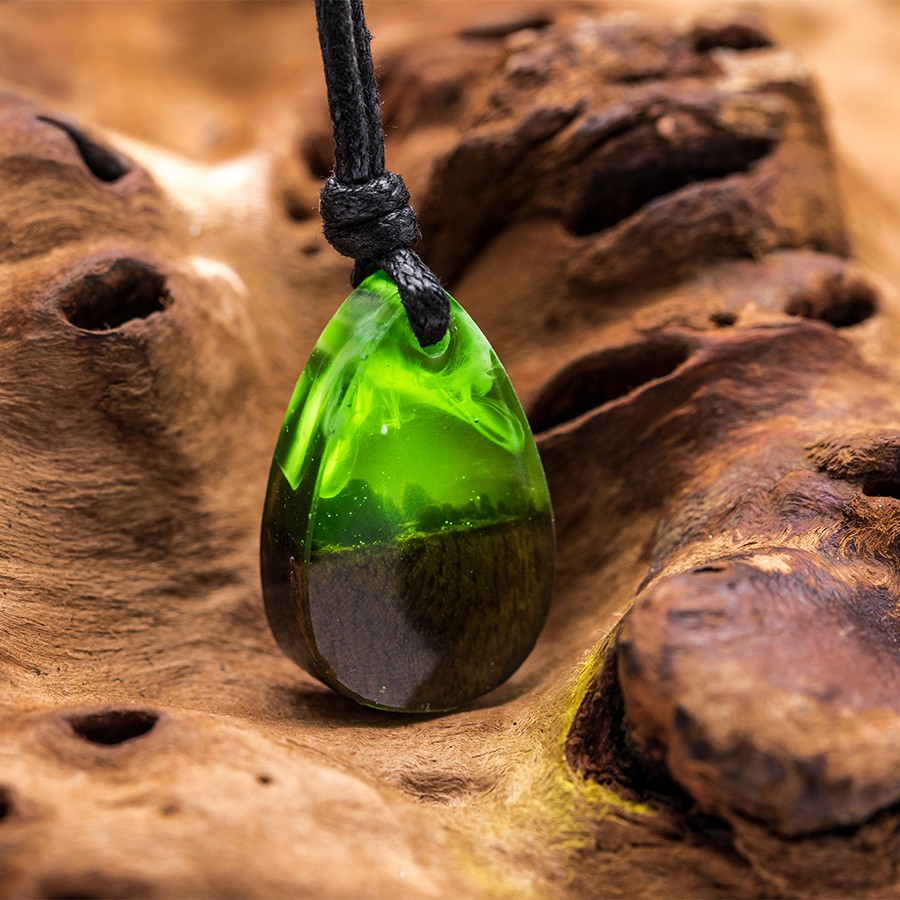 Green Drop - Epoxid Kristall Holz Kristall aus Holz und Harz / Resin, Schmuck / Halsketten