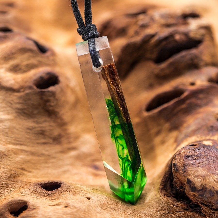 Color Green - Epoxid Kristall Holz Kristall aus Holz und Harz / Resin, Schmuck / Halsketten