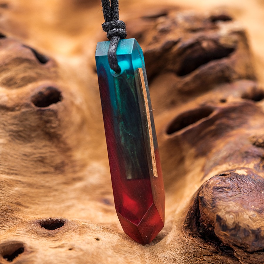 Color Blue Red - Epoxid Kristall Holz Kristall aus Holz und Harz / Resin, Schmuck / Halsketten