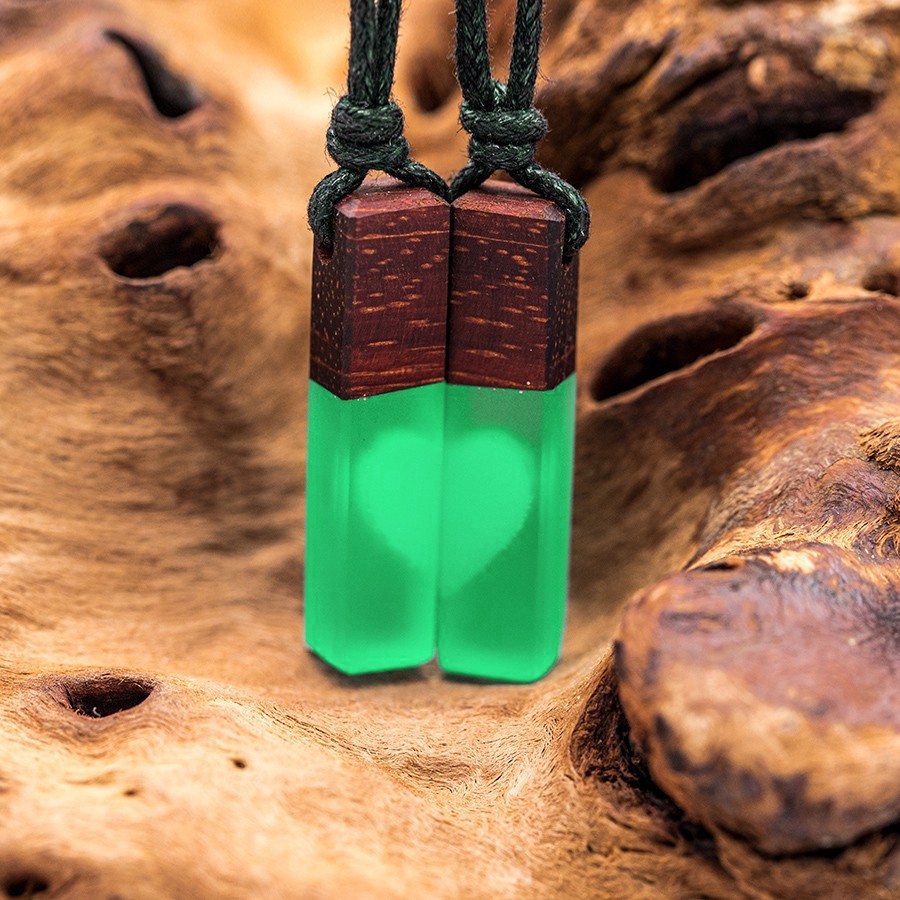 Epoxid Herzpärchen Grün Holz Kristall aus Holz und Harz / Resin, Schmuck / Halsketten