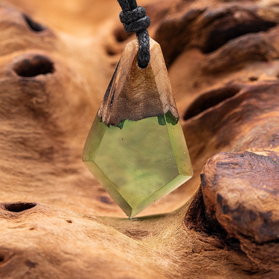 Epoxid Kristall 4369 Holz Kristall aus Holz und Harz / Resin, Schmuck / Halsketten