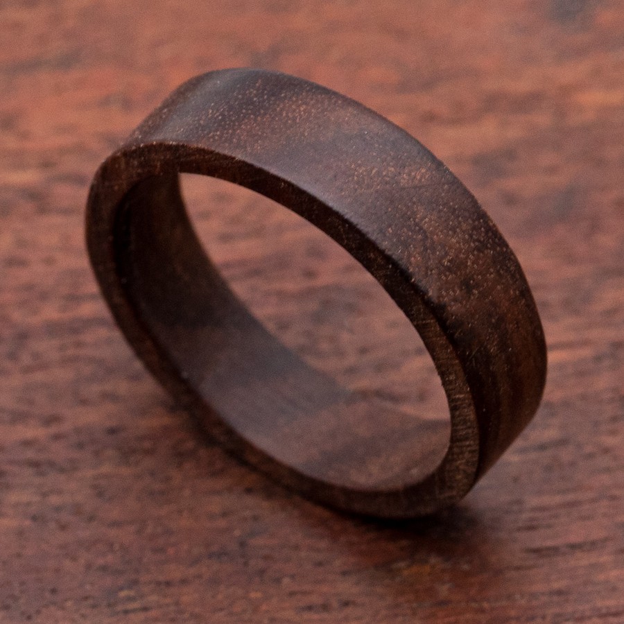 Holz Schmuck von NatureCraft Holz Halsketten Holz Ohrringe Naturschmuck Handcrafted Jewellery made in Tyrol Austria Vegan Upcycled Online Shop Ringe Vollholzringe Ring dunkelbraun natur