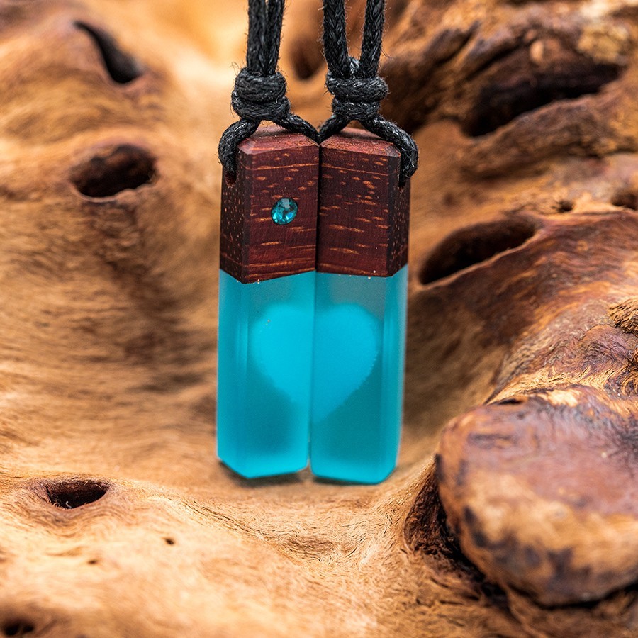 Epoxid Herzpärchen mit türkisem SWAROVSKI Kristall Holz Kristall aus Holz und Harz / Resin, Schmuck / Halsketten